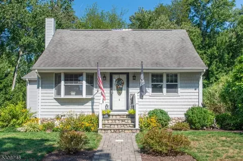 5 James Ave, Bloomingdale, NJ 07403