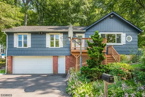 29 Old Woodland Trl, Jefferson, NJ 07438