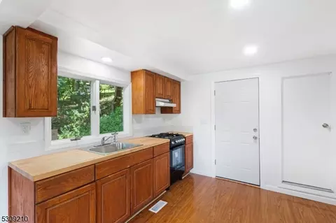 35 Lyons Rd, Jefferson, NJ 07438 photo 9