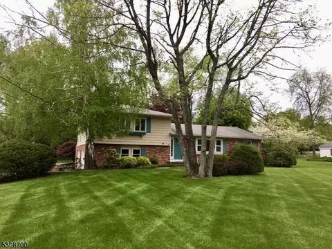 8 Great Oak Rd, Newton, NJ 07860