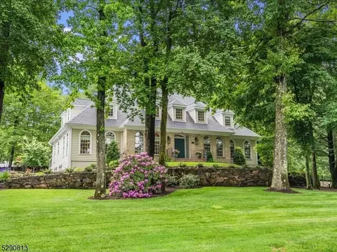 14 Brentwood Dr, Caldwell, NJ 07006