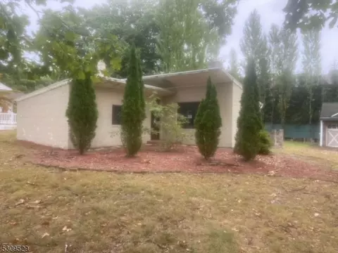 1063 Lafayette Ave Ext, Hawthorne, NJ 07506