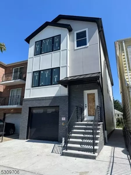 216 S Grove St, East Orange, NJ 07018