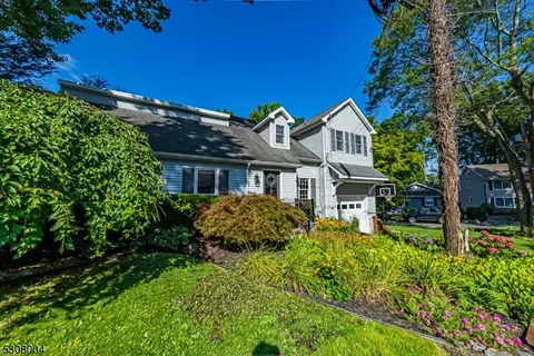 19 Hilltop Trl, Denville, NJ 07834