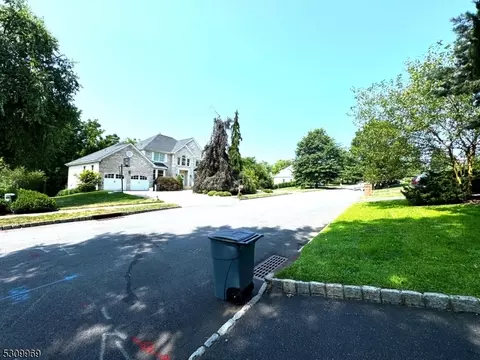 20 Hillside Dr, East Hanover, NJ 07936