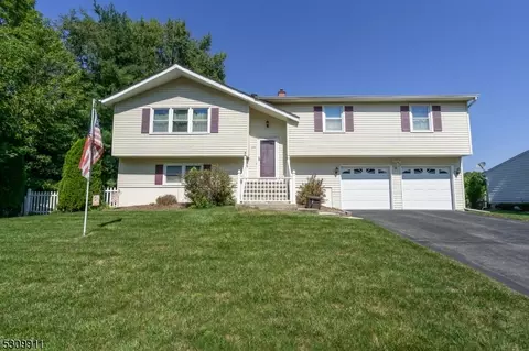131 Stonehenge Dr, Phillipsburg, NJ 08865