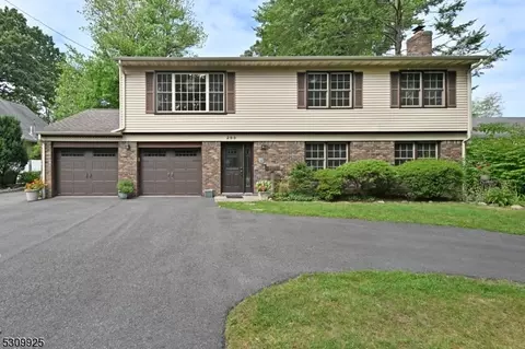 299 N Farview Ave, Paramus, NJ 07652
