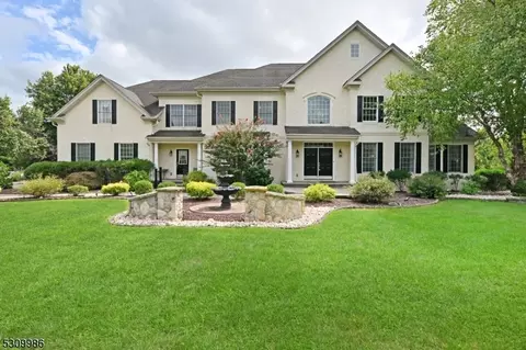 5 Dutchess Dr, Allentown, NJ 08501
