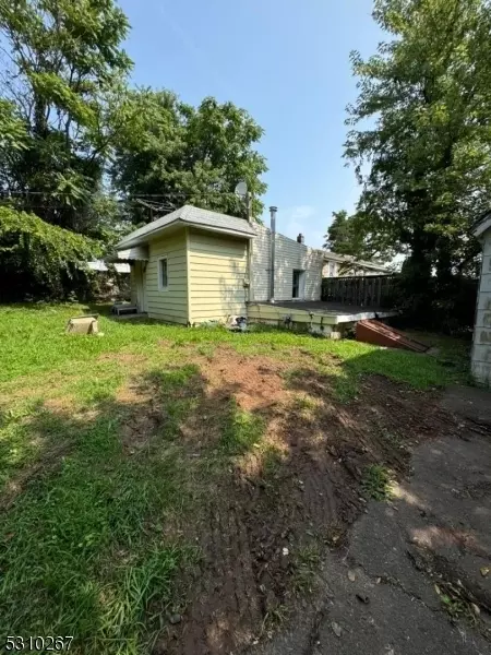 25 Saint Joseph Ter, Woodbridge Twp, NJ 07095