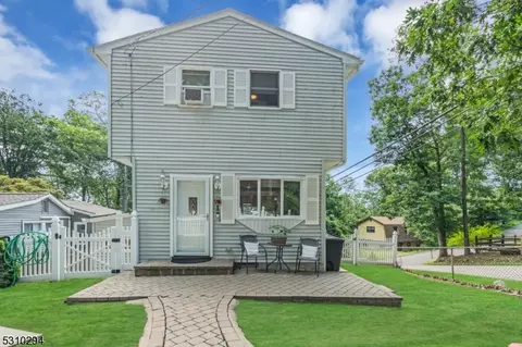 1 Coolidge Trl, Hopatcong, NJ 07843