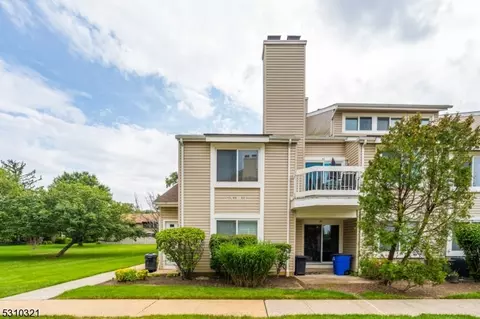 52 Farnham Sq, Parlin, NJ 08859