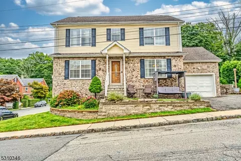 8 Spruce St, Dover, NJ 07801