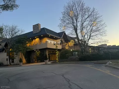 2 Chamonix Dr #441, Vernon, NJ 07462