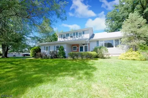 17 Nell Ct, Fairfield, NJ 07004