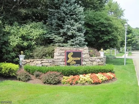 61 Brookside Ln, Mount Arlington, NJ 07856