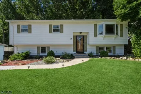 18 Holiday Dr, Hopatcong, NJ 07843