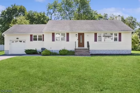 13 Maplehurst Ln, Piscataway, NJ 08854