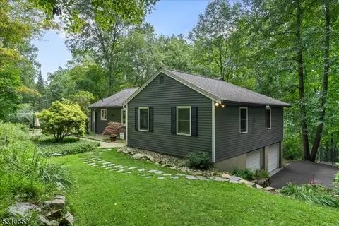 663 Winding Brook Ln, Califon, NJ 07830