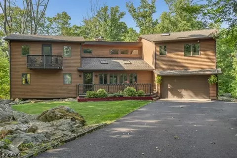 12 Symonds Ln, Glen Gardner, NJ 08826