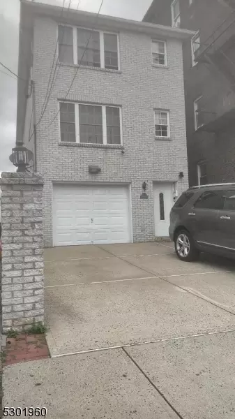 32 Gillette Pl, Newark, NJ 07114