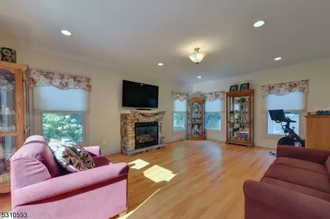51 Ellicott Ln, Wayne, NJ 07470 photo 12