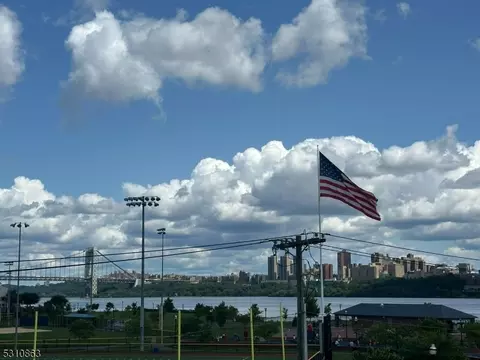 1111 River Rd #D 17, Edgewater, NJ 07020