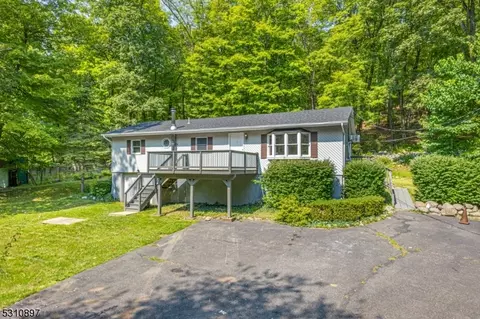 921 Plymouth Lake Dr, Newton, NJ 07860