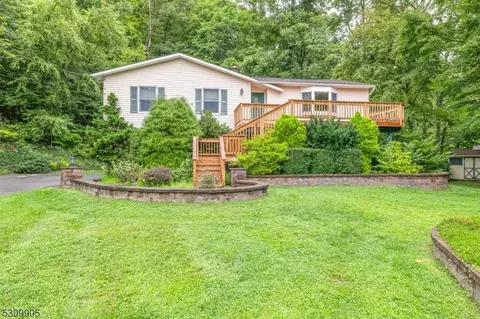 69 Cedar Ridge Dr, Vernon, NJ 07462