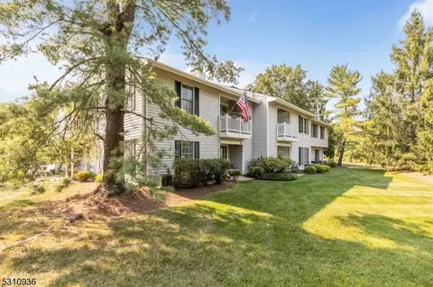 121 Mockingbird Ct, Three Bridges, NJ 08887