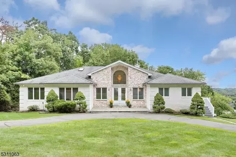 4 Valley View Dr, North Haledon, NJ 07508