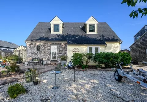 69 Yardarm Ct, Berkeley Twp, NJ 08721