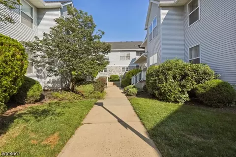 220 Bexley Ln, Piscataway, NJ 08854