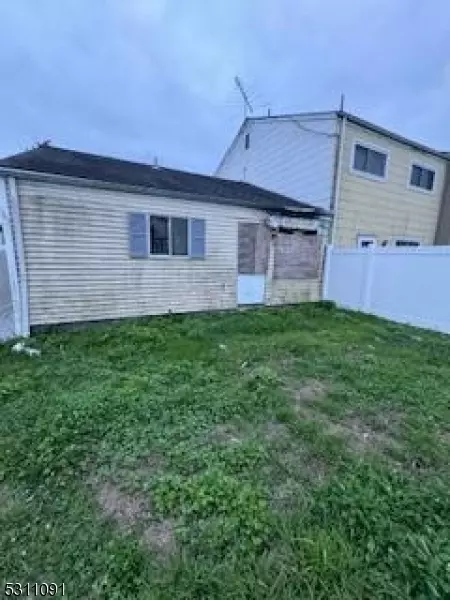 39 Mercer St, Carteret, NJ 07008