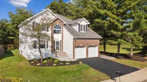 5 Woodward Dr, Bridgewater, NJ 08807