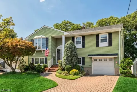 13 Veterans Ct, Wallington, NJ 07057