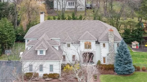 4 Fox Run, Caldwell, NJ 07006