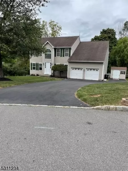 12 Crossfield Ct, Milford, NJ 08848