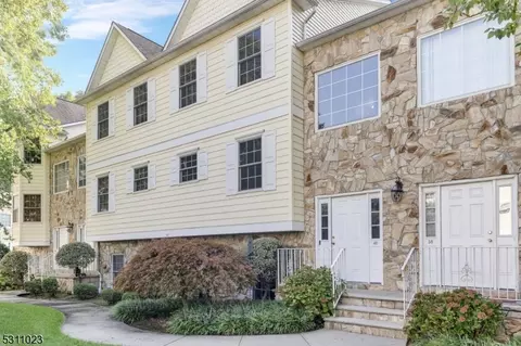 40 Belle-oaks Ln, Belleville, NJ 07109
