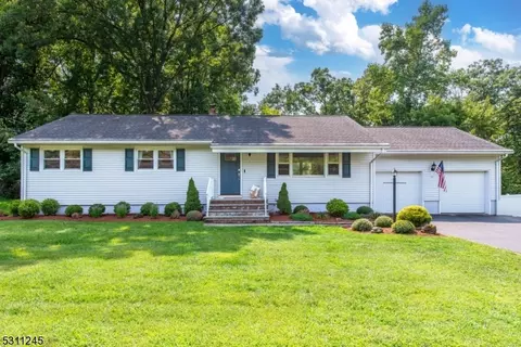 11 Pin Oak Rd, West Caldwell, NJ 07006