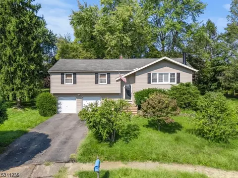 35 Wexford Ct, Phillipsburg, NJ 08865