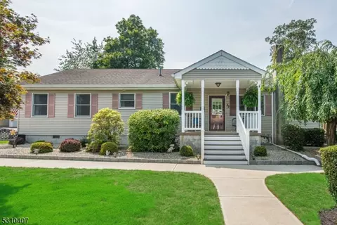 32 Clinton Ave, Mount Olive, NJ 07828