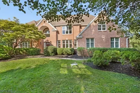 5 Ming Ct, Chester, NJ 07930