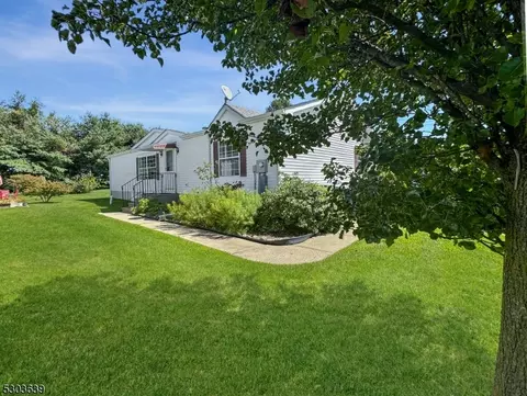 11 Brooklawn Ct, Belvidere, NJ 07823