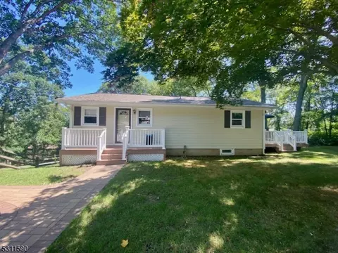 43 Washington Trl, Hopatcong, NJ 07843