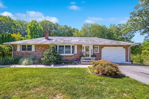 54 Hillside Dr, Bloomingdale, NJ 07403