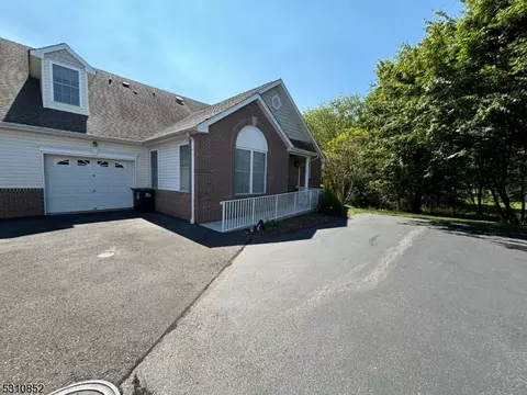 6 Joseph Dr, Flemington, NJ 08822