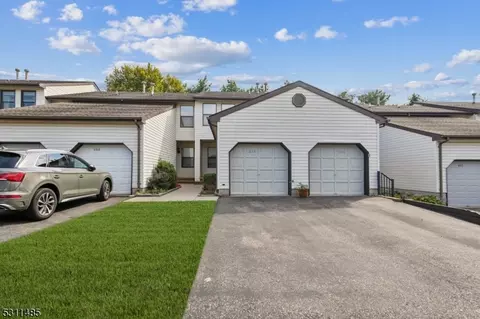 605 Almond Ct, Flemington, NJ 08822