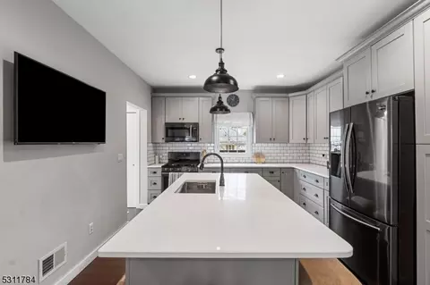 695 Devon St, Kearny, NJ 07032 photo 14