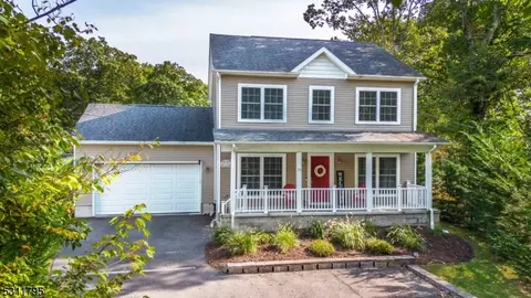 35 Berkley Rd, Hopatcong, NJ 07843