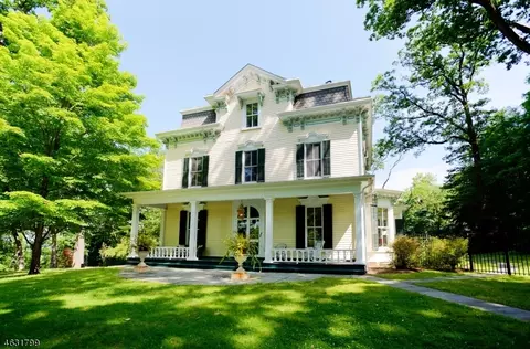 101 Oaks Rd, Millington, NJ 07946